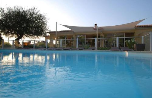 Calvi Apartamento | location de vacances Olivier jardin privatif et piscine chauffée partagée