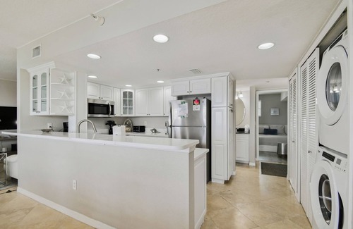 Clearwater Beach Hotel | Location! Duo Beachcondo Paradise! Sleeps 14