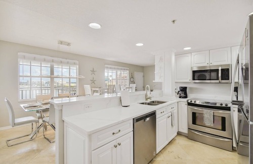 Clearwater Beach Hotel | Location! Duo Beachcondo Paradise! Sleeps 14