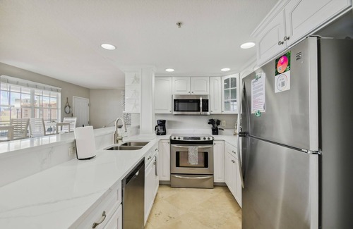 Clearwater Beach Hotel | Location! Duo Beachcondo Paradise! Sleeps 14
