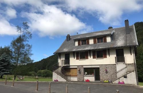 Besse-et-Saint-Anastaise Apartamento | Location de la cascade 8 personnes