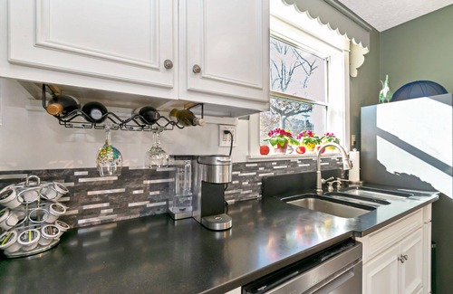 Newland Casa | Location! Hike, Golf, Tube, Raft, Mtns! Fenced-in yard, dogs allowed. 2 bd, 1 ba
