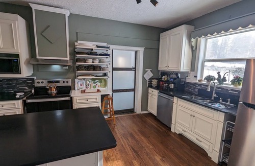 Newland Casa | Location! Hike, Golf, Tube, Raft, Mtns! Fenced-in yard, dogs allowed. 2 bd, 1 ba