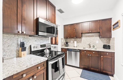 South Miami Casa | Location Huge yard Managed by BNR Vacation Rentals