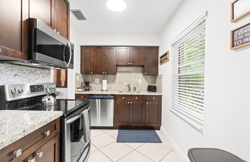 South Miami Casa | Location Huge yard Managed by BNR Vacation Rentals