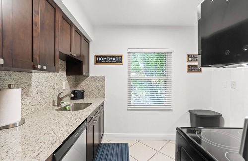 South Miami Casa | Location Huge yard Managed by BNR Vacation Rentals
