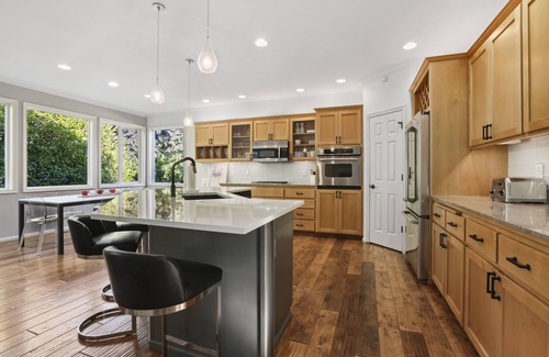 West Bellevue Casa | LOCATION JACKPOT Downtown Bellevue. Spacious, Beautiful, Hot Tub, Fire Pit
