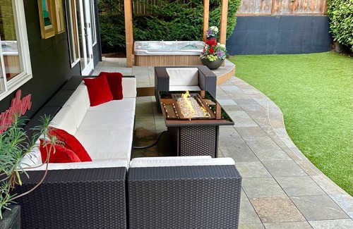 West Bellevue Casa | LOCATION JACKPOT Downtown Bellevue. Spacious, Beautiful, Hot Tub, Fire Pit