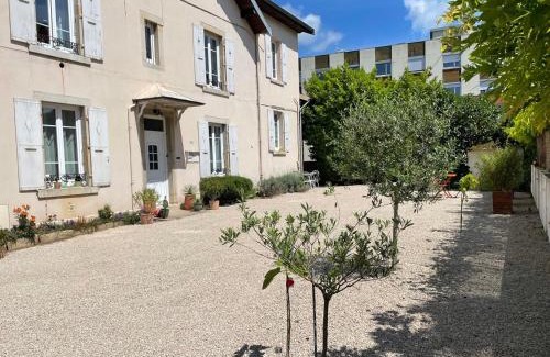 Lons-le-Saunier Apartamento | Location La Ferté, calme et proximité centre ville classé 3 Étoiles