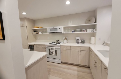 Oak Bluffs Condominio | Location , Location , Location ! Walking distance to the beach.