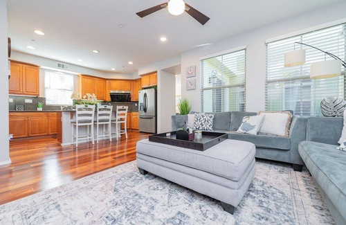 Woodbury Casa | Location! Location! Woodbury-Walking to Shopping and Activities 步行到商圈，活動中心