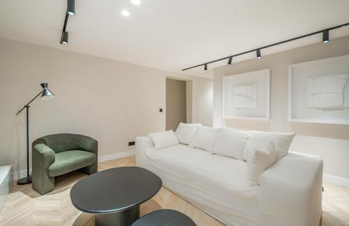 Palacio Apartamento | Location, Luxury & Style Best 5Bed in Madrid