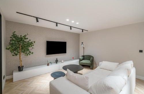 Palacio Apartamento | Location, Luxury & Style Best 5Bed in Madrid
