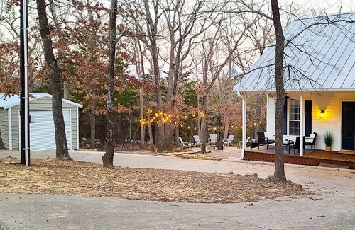 Pottsboro Casa | LOCATION!!! Modern & Bright Lake House 2 Mins to Lake!