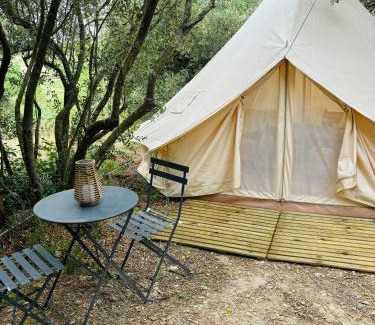 Cadenet Cama Y Desayuno | Locations insolites "vie en plein air" cabane et tipi Bastide Bellugue maison d'hôtes reseau Bienvenue à la ferme à 3 mn de lourmarin
