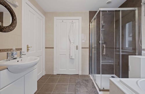 Foyers Casa | Loch Ness Views Holiday Home with Hot Tub