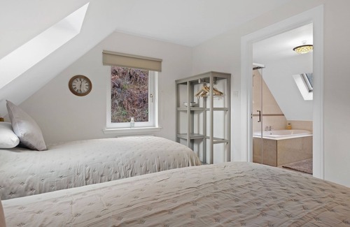 Foyers Casa | Loch Ness Views Holiday Home with Hot Tub