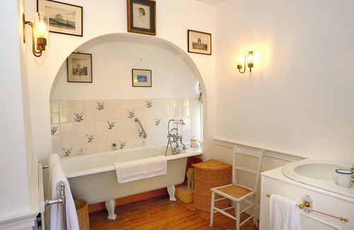 Elgin Cabina | Lochside Luxury: Historic Home with Stunning Scottish Woodland Views
