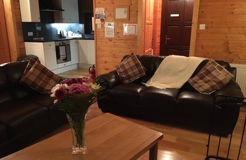 Fort William Chalet De Esquí | Lochside Luxury. Wood burning stove. Huge deck. En-suite. Lots of parking.