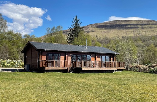Fort William Chalet De Esquí | Lochside Luxury. Wood burning stove. Huge deck. En-suite. Lots of parking.