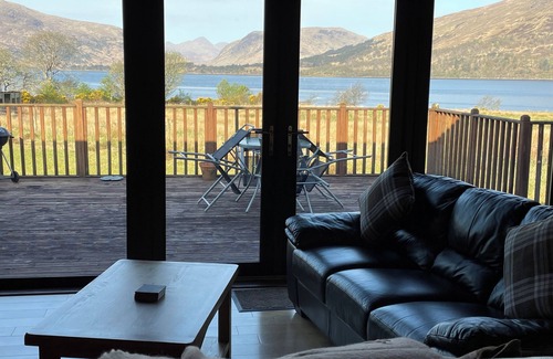 Fort William Chalet De Esquí | Lochside Luxury. Wood burning stove. Huge deck. En-suite. Lots of parking.
