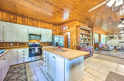 Grove Casa | 'Lochview Lodge' Idyllic Farmhouse in Grove!