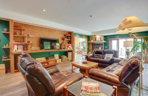 Teall Beach Casa | Lockes Glen - Lakefront Geneva Getaway with Dock!