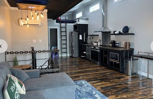 Lancaster Apartamento | Lockridge Park - Loft unit that sleeps 6 with full kitchen, bathroom, hot tub and washer and dryer.