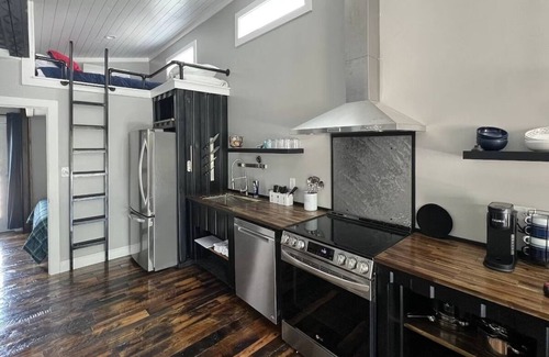 Lancaster Apartamento | Lockridge Park - Loft unit that sleeps 6 with full kitchen, bathroom, hot tub and washer and dryer.