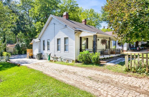 Rock Hill Casa | Loco Motive- Renovated House in Aragon c.1940 Near Winthrop & Glencairn Garden