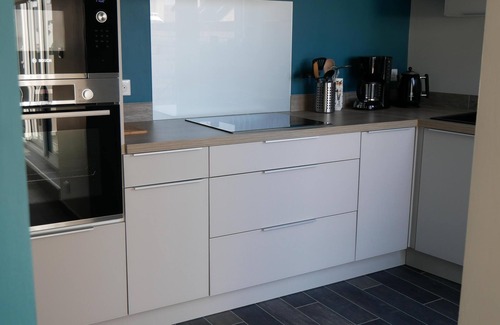 Loctudy Apartamento | Apartamento contemporáneo con terraza, centro de la ciudad, a 100 m del mar.