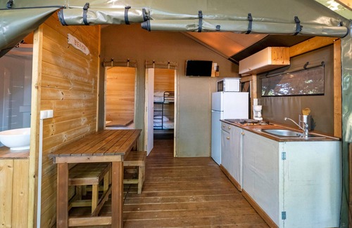 Lesperon Alquiler De RV | "Lodge 1" con piscina compartida, terraza privada y jardín compartido