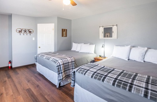 Yantis Casa | Lodge #2 with Game Room, Pool Table, and Outdoor Kitchen