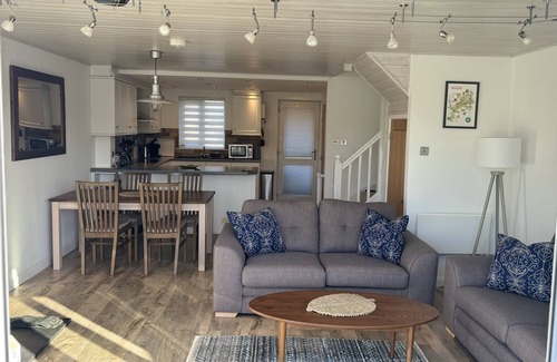 South Cerney Cabina | Lodge 66 Spring Lake Perfect Family Holiday Retreat in the Cotswold Water Park.