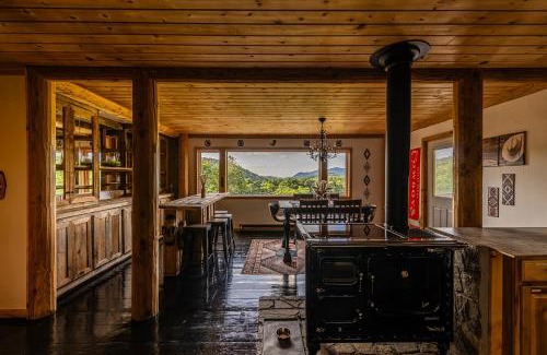Boone Casa | Lodge Cabin Feed Brush Horses Mountain View Hot Tub Fireplace