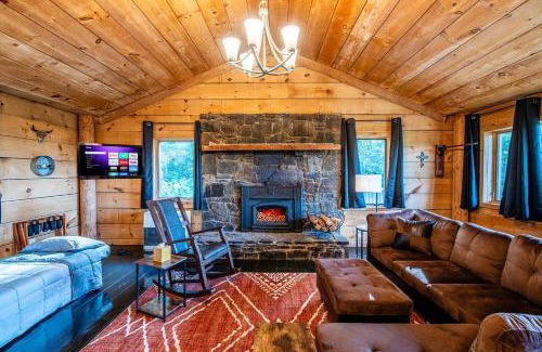 Boone Casa | Lodge Cabin Feed Brush Horses Mountain View Hot Tub Fireplace