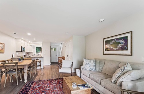 Stowe Area Condominio | Condominio renovado con piscina y aire acondicionado en la montaña!