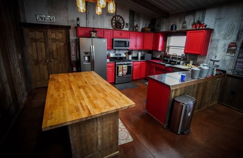 Greenwich Cabina | Lodge Country Retreat bird watching Outside patio fire pit sunsets