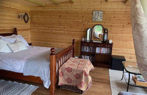 Monmouth Cabina | lodge for two - with Hot Tub