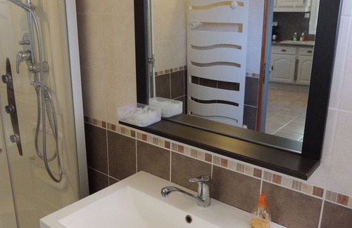 Marcoux Cabaña | Gite Hôte-Antique-Gîte-Firma-Baño con ducha-Vista a la Montana