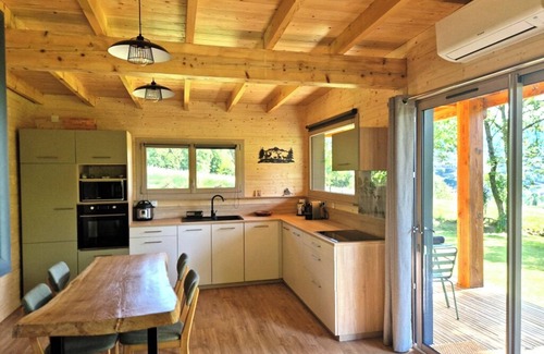 Foix Chalet De Esquí | Lodge in a green setting. Panoramic view of the castle and mountains.