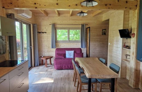 Foix Chalet De Esquí | Lodge in a green setting. Panoramic view of the castle and mountains.
