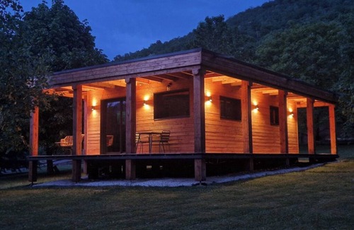 Foix Chalet De Esquí | Lodge in a green setting. Panoramic view of the castle and mountains.