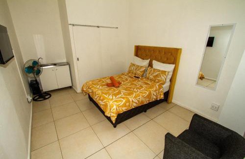 Cape Town Cabina | Lodge Luxe, Cozy Bedrooms, Free WiFi, Robust Security