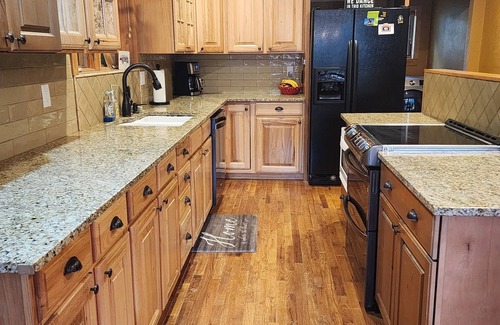 Saddlestring Cabina | Lodge on Ponderosa. 4 sleeping areas. 2 Bathrooms. WiFi, fireplace, office