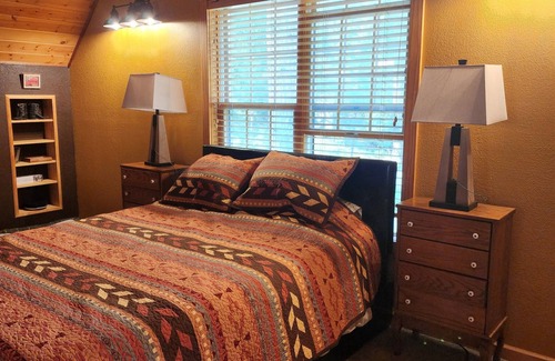 Saddlestring Cabina | Lodge on Ponderosa. 4 sleeping areas. 2 Bathrooms. WiFi, fireplace, office