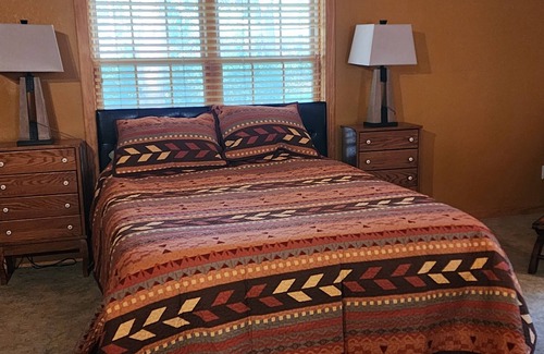 Saddlestring Cabina | Lodge on Ponderosa. 4 sleeping areas. 2 Bathrooms. WiFi, fireplace, office