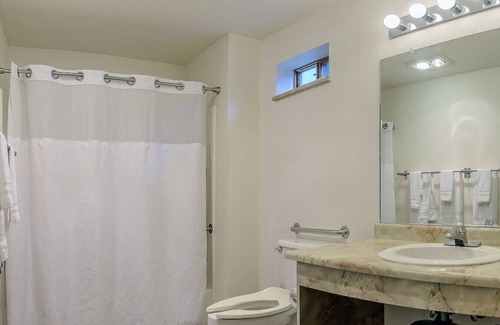 Ashland Hotel | Lodge Room 1 with Jacuzzi Tub at Green Springs Inn