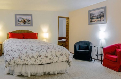 Ashland Hotel | Lodge Room 1 with Jacuzzi Tub at Green Springs Inn