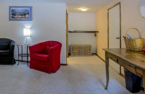 Ashland Hotel | Lodge Room 1 with Jacuzzi Tub at Green Springs Inn